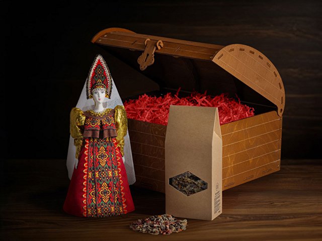 Подарочный набор: кукла фарфоровая, чай "Малина с мятой", красный