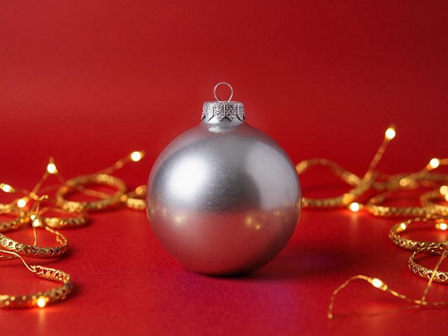 Стеклянный елочный шар "Christmas bauble", серебро, металлик, с серебристым колпачком в черной коробке