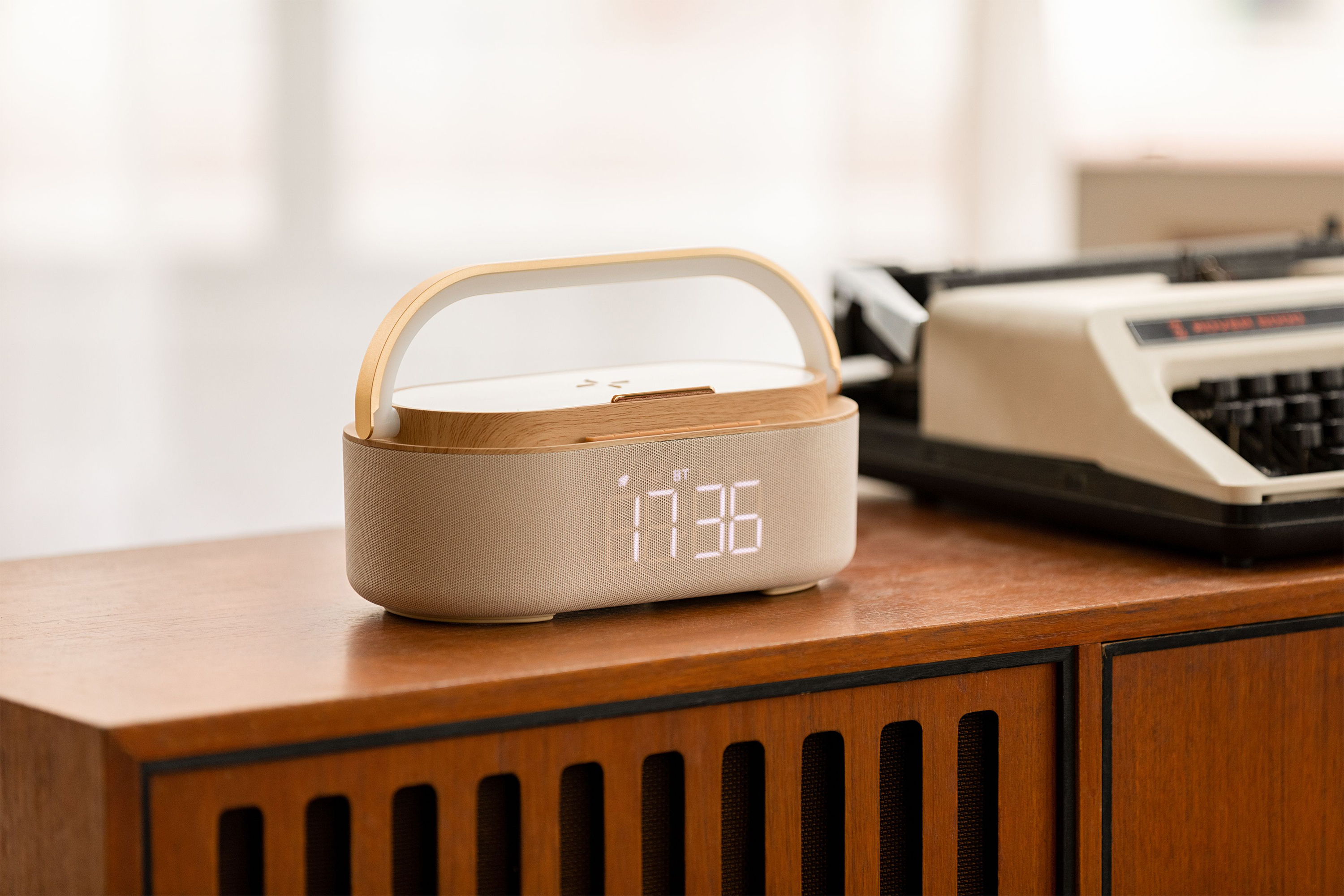 Bluetooth стерео-колонка "Smart Band" 10Вт (2х5Вт) с беспроводным (15W) ЗУ, лампой, часами, FM радио, бежевый