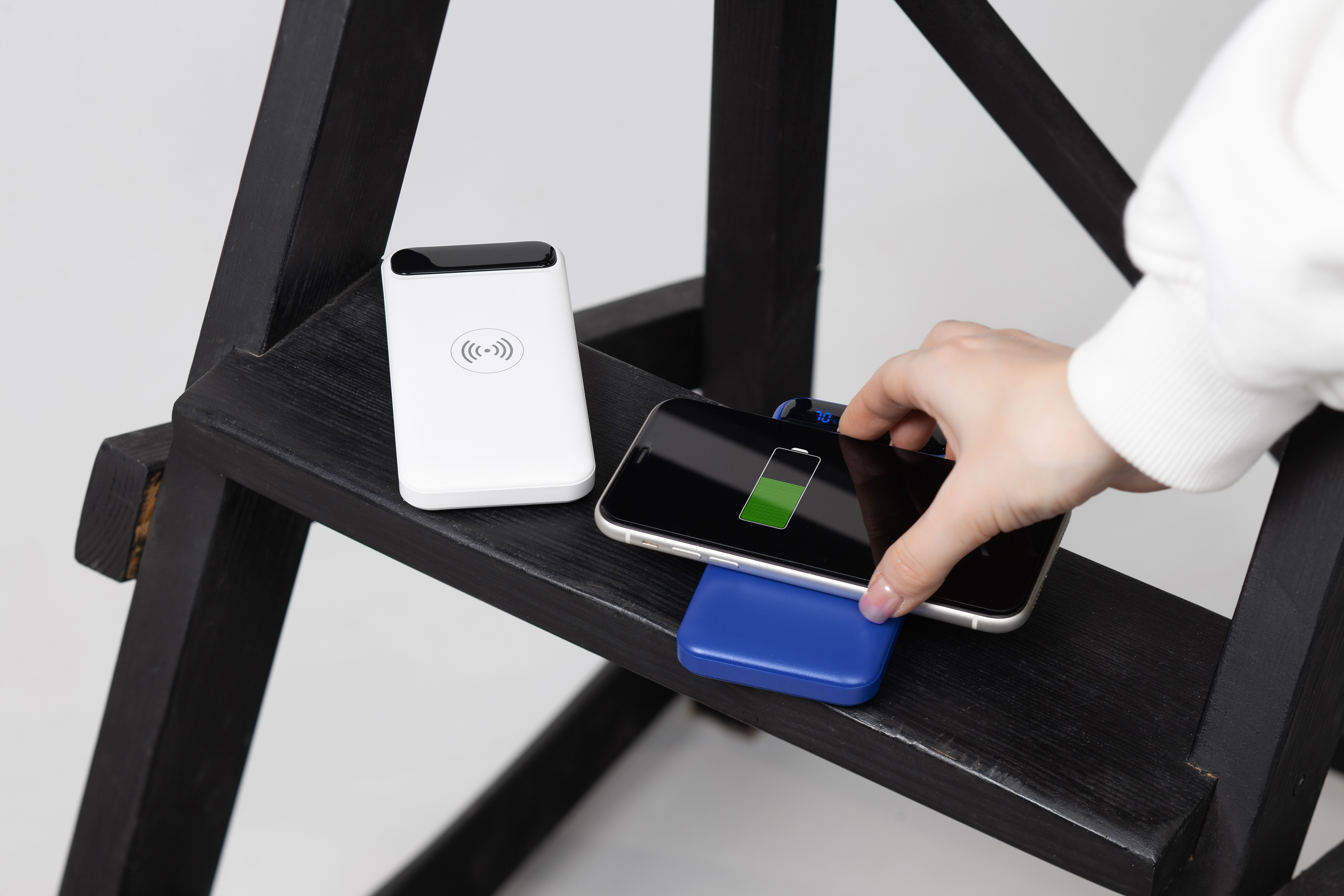 Беспроводное зарядное устройство "Quantum", 10000 mAh с цифровым индикатором заряда, синий