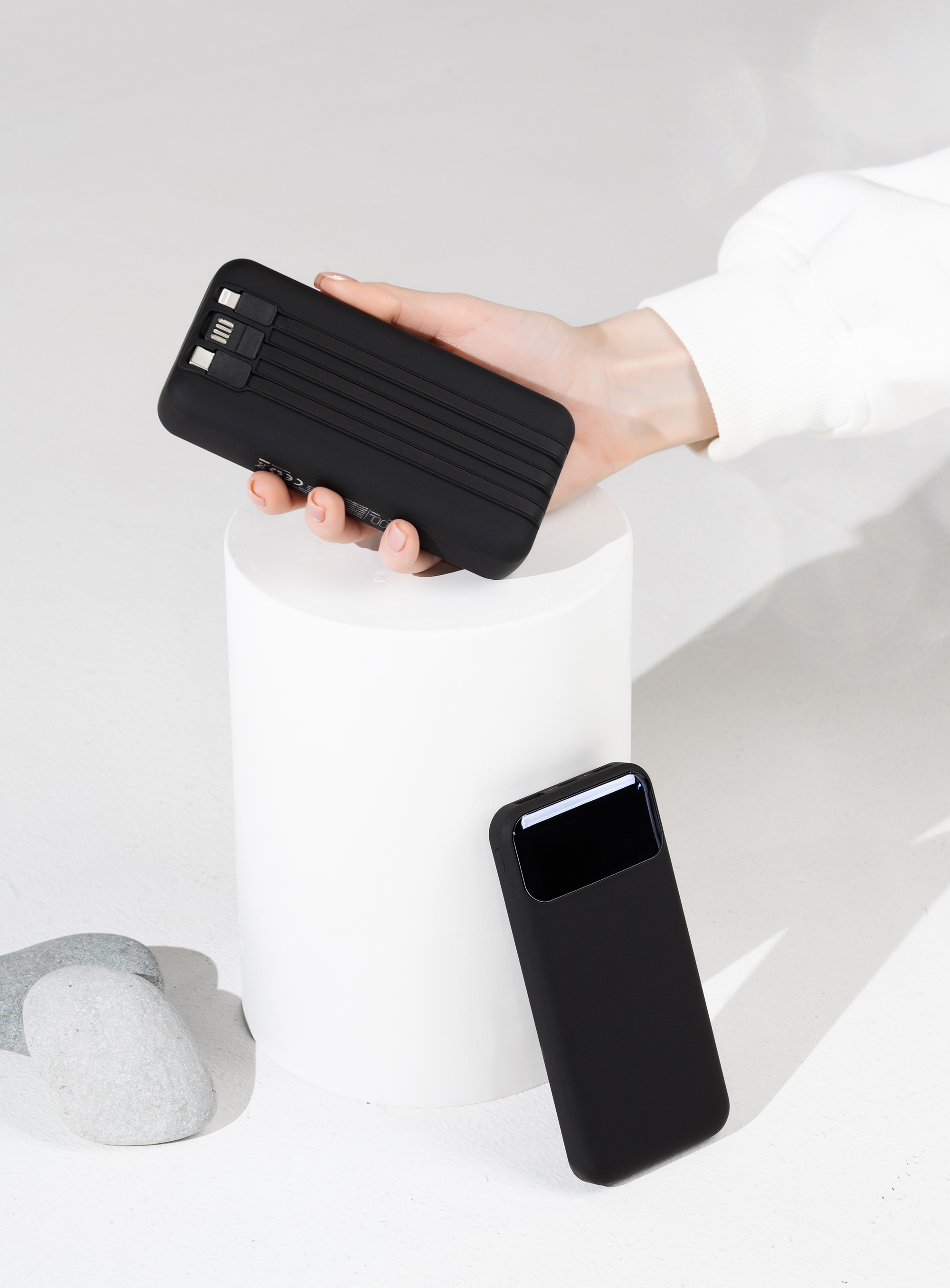 Зарядное (22.5W) устройство "Grade SOFTTOUCH" 10000 mAh с подсветкой логотипа, встроенными кабелями и цифровым индикатором заряда, черный