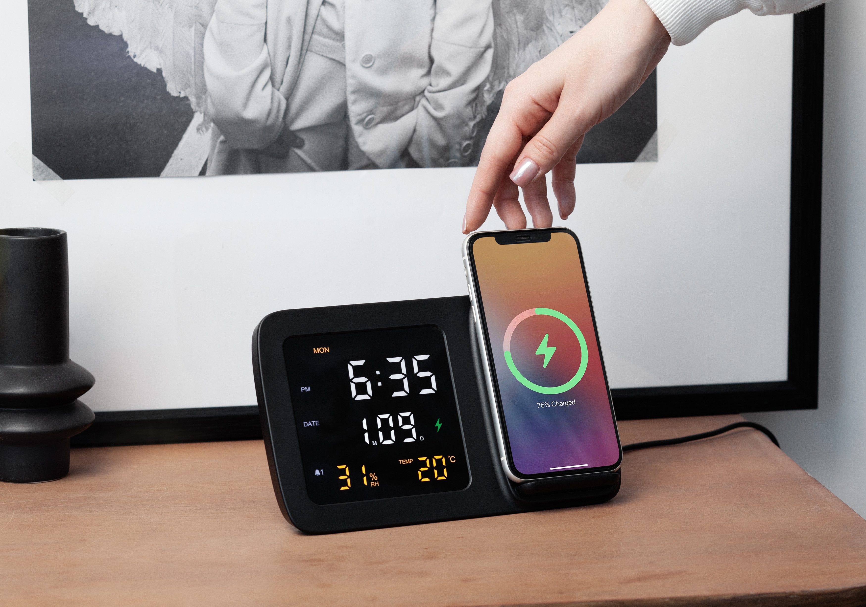Настольные часы "Smart Screen" с беспроводным (15W) зарядным устройством, гигрометром, термометром, календарём, с подсветкой логотипа, черный