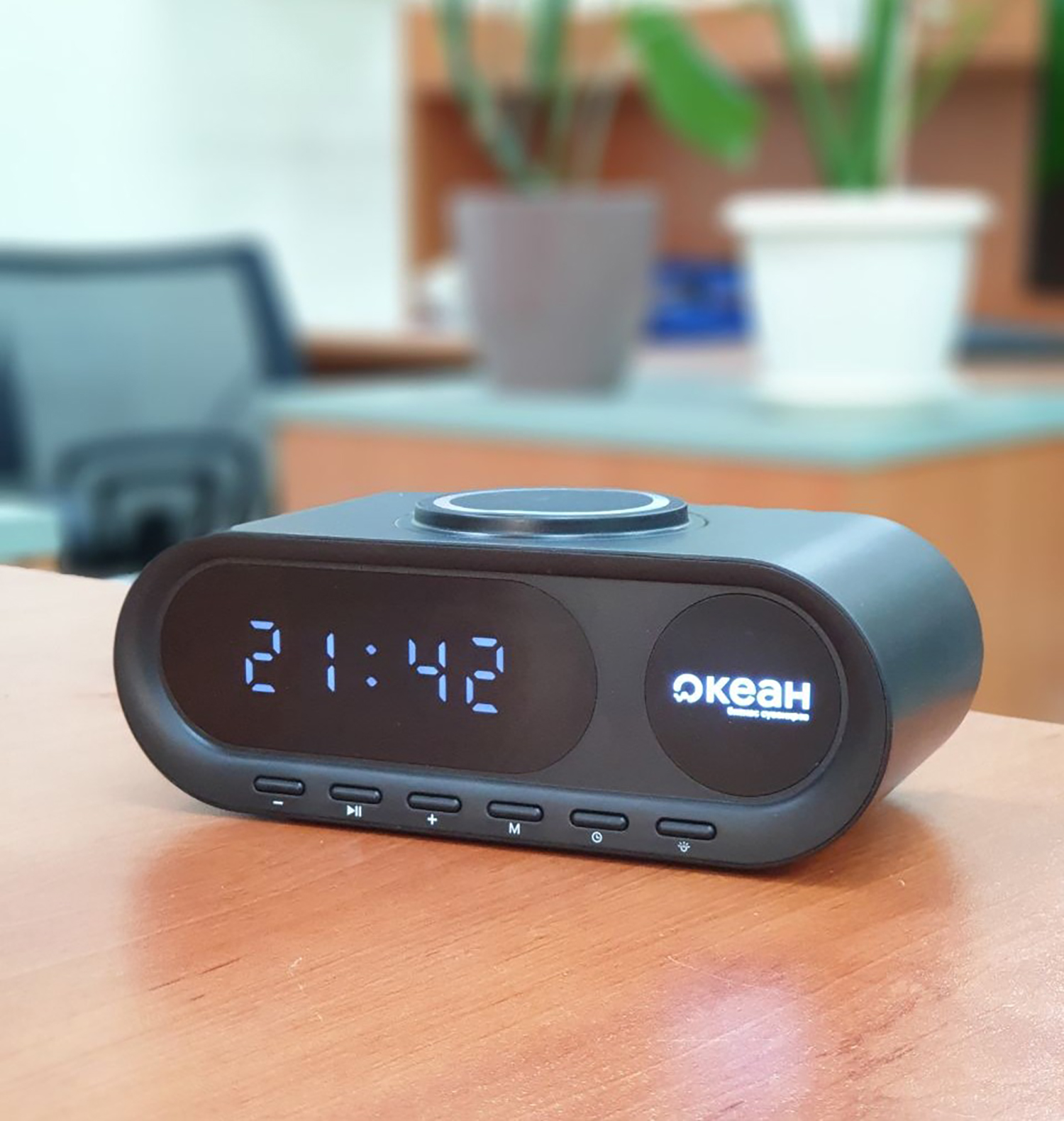 Настольные часы "Smart Hub" с bluetooth колонкой 5Вт, беспроводной (15W) зарядкой и подсветкой логотипа, черный