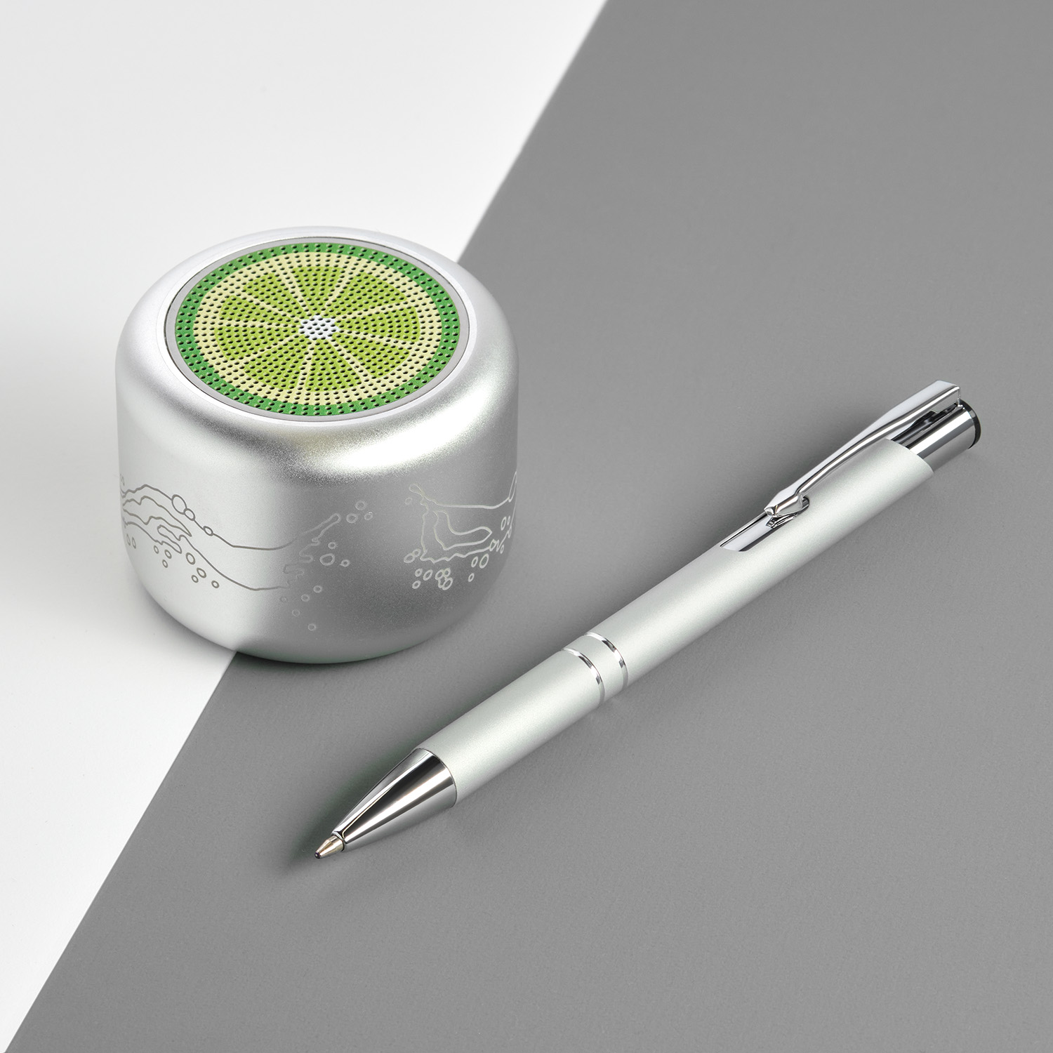 Беспроводная колонка Пэшн (Passion) 80dB 600 mAh (Bluetooth 5.0), серебряная